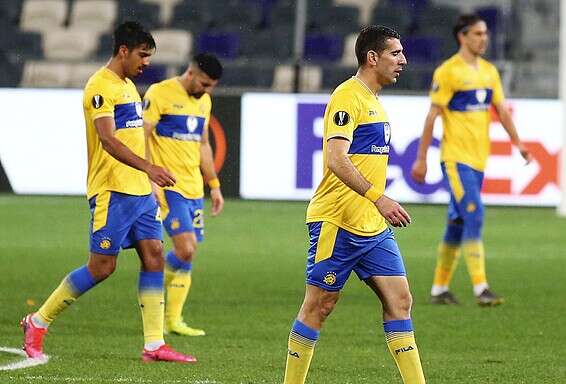 שחקני מכבי תל אביב יורדים לנוח // צילום: אלן שיבר